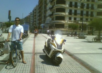 ¿que mejor sitio para aparcar la moto?