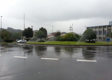 Regando en día de lluvia