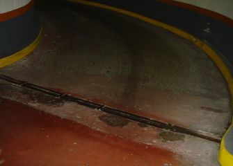 Rampa de acceso con firme deslizante en Parking de Pío XII