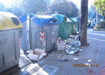 Residuos en la Avd. Madrid durante todo el dia
