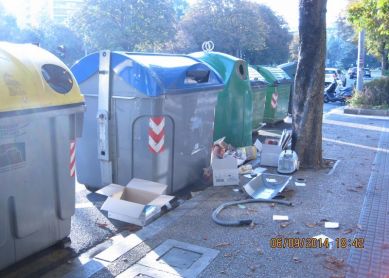 Residuos en la Avd. Madrid durante todo el dia