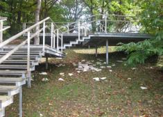 Residuos, hojas y frutos de árboles sin regoger en Pagola