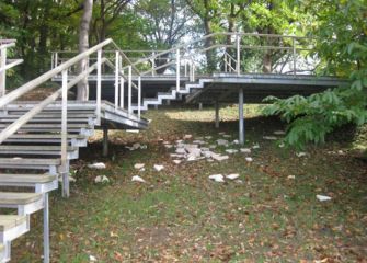 Residuos, hojas y frutos de árboles sin regoger en Pagola