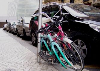 RESTOS DE BICI BAJO LLAVE EN VIA PUBLICA