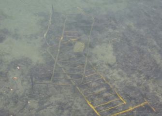 Restos de obra en el río