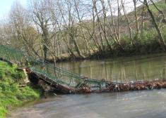 Restos de Puente colgante en el rio Urumea (Hernani)