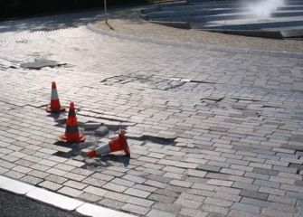 Rotonda mal adoquinada