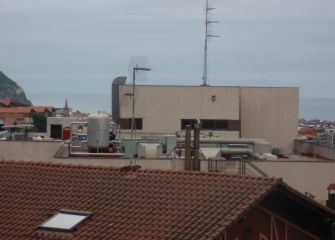 Ruido de máquinas en el tejado de la Clínica del Pilar