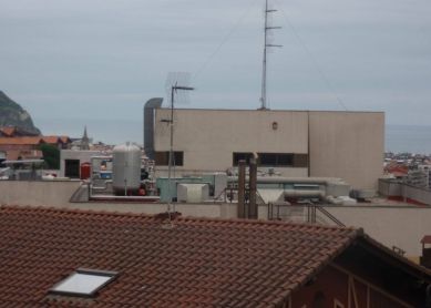 Ruido de máquinas en el tejado de la Clínica del Pilar