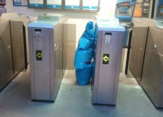 Sacos en un torno de Euskotren