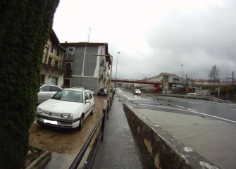 Se necesita una acera urgentemente en la avenida Errekalde