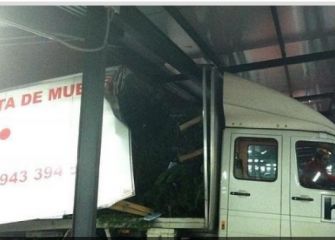 Se queda encajado en el parking de Garbera