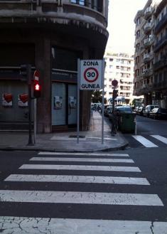 Señal de tráfico ¿en medio del paso de cebra?