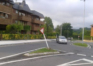 Señal de tráfico inestable peligrosa