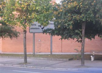 Señal entre árboles