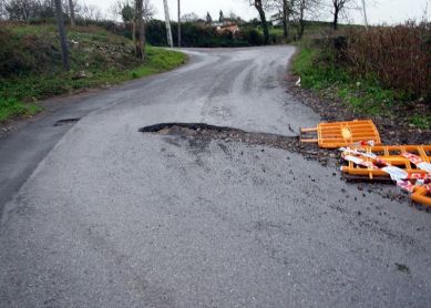 SOCAVÓN EN EL ACCESO A SANTIAGOMENDI