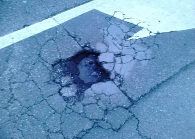 socavón en la carretera