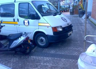 solo una rueda en la acera