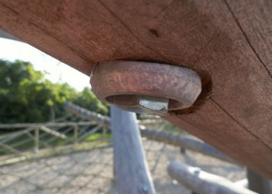 Tornillos en los juegos parque Ametzagaña