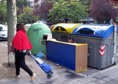 Trastos sin recoger en Amara