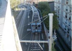 Trenes en marcha estacionados frente a nuestras viviendas en Paseo de Urkizu, Eibar.