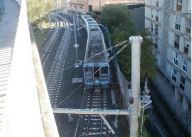 Trenes en marcha estacionados frente a nuestras viviendas en Paseo de Urkizu, Eibar.