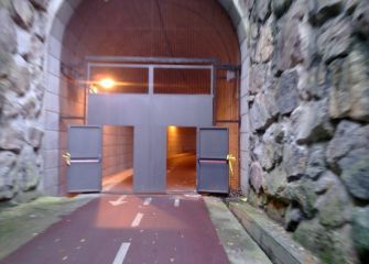 Tunel bidegorri morlans con las puertas cerradas, ideal para matarse