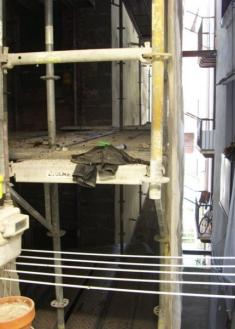 UN ANDAMIO EN NUESTRAS VENTANAS DESDE HACE UN AÑO