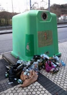 Un mes sin recoger el vidrio en Errekalde