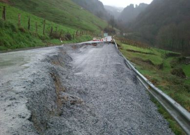 UN PUEBLO INCOMUNICADO UNA SEMANA, Y SIGUE...