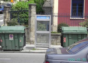 Una cabina entre contenedores