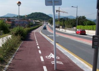 Una señal en medio del bidegorri