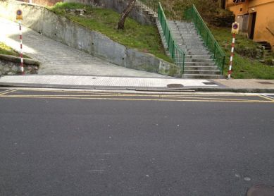 Vado desmesurado pintado por los dueños de los garajes