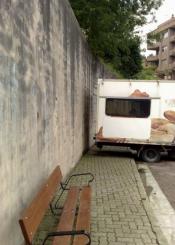 Vehículo estacionado hace meses impide paso de peatones por la acera