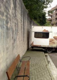 Vehículo estacionado hace meses impide paso de peatones por la acera