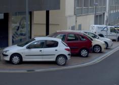 Vehiculos en la acera