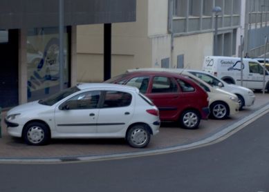 Vehiculos en la acera