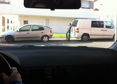 vehiculos molestando la salida y entrada del garage