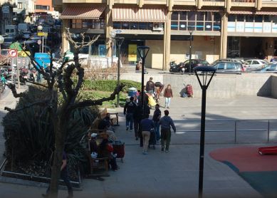 Veintena de rumanos invaden la plaza todos los días