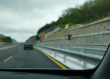 Visible de noche, oculta de día.