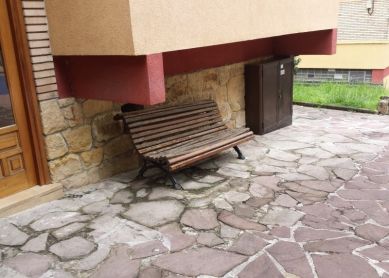 Bancos sin atar de un sitio para otro en el parque.