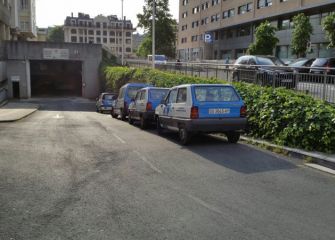 Coches del ayuntamiento mal aparcado