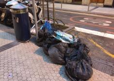 A falta de contenedores en la calle Zabaleta, las bolsas vuelven al asfalto