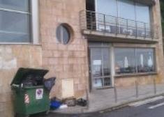 Basura a la puerta del bar restaurante Branka