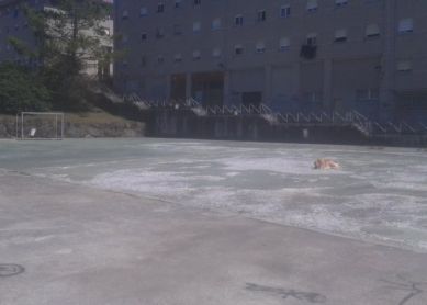 Mal estado del campo de futbol de Marrutxipi.