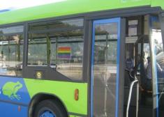 Buses anunciados y negados