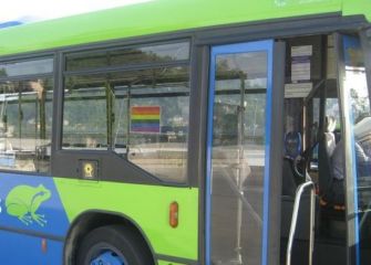 Buses anunciados y negados