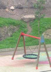 Caída de roca a parque de niños