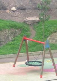 Caída de roca a parque de niños