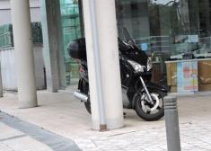 Motos de gran cilindrada en la acera